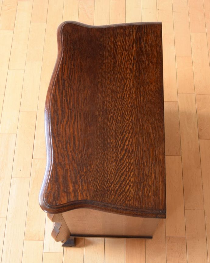 アンティークのチェスト アンティーク家具 コモード。何を置こうかな・・・?上から見ると、天板はこんな感じで塗装もキレイに仕上げました。(j-2661-f)