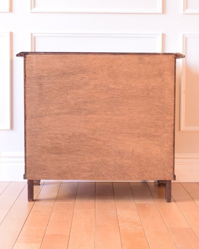 アンティークのチェスト アンティーク家具 コモード。修復したので後姿もキレイですアンティークは新品ではないので、もちろん経年変化によるキズはありますが、専門の職人がキレイに修復したので、後ろ姿もキレイです。(j-2661-f)