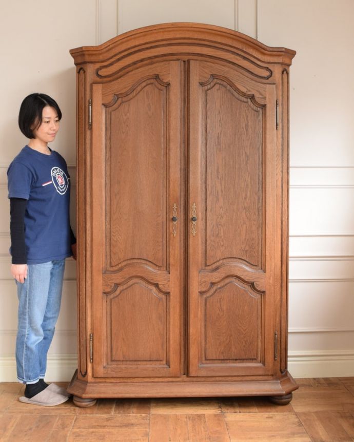 アンティークのキャビネット　アンティーク家具　フランスのワードローブ、優雅な雰囲気が漂うアンティーク家具。フランスらしい優雅さがたっぷり詰まったワードローブ優雅で華やかなデザインがフランスらしいワードローブ。(j-2663-f)