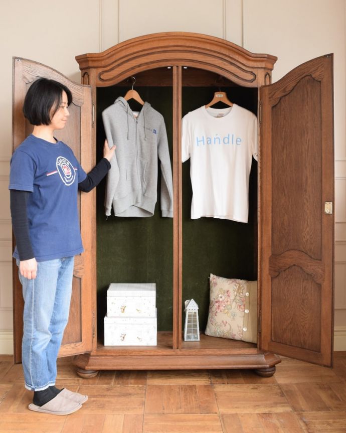 アンティークのキャビネット　アンティーク家具　フランスのワードローブ、優雅な雰囲気が漂うアンティーク家具。身支度する時間も優雅に扉を開ける度に優雅な気分に浸れるから、毎日の身支度時間も楽しめます。(j-2663-f)