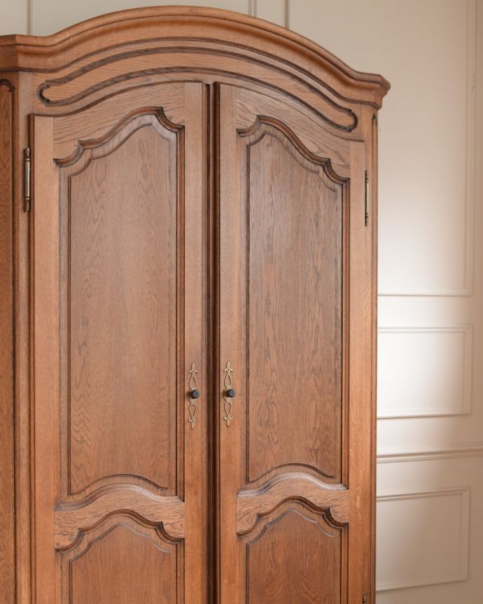 アンティークのキャビネット　アンティーク家具　フランスのワードローブ、優雅な雰囲気が漂うアンティーク家具。うっとりするほど美しい女性らしいデザインやっぱり美意識の高い国フランスからやってきたワードローブは、デザインが美しい。(j-2663-f)