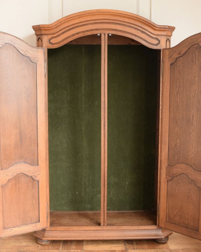 アンティークのキャビネット　アンティーク家具　フランスのワードローブ、優雅な雰囲気が漂うアンティーク家具。扉を開けると･･･たっぷり収納できるワードローブ。(j-2663-f)