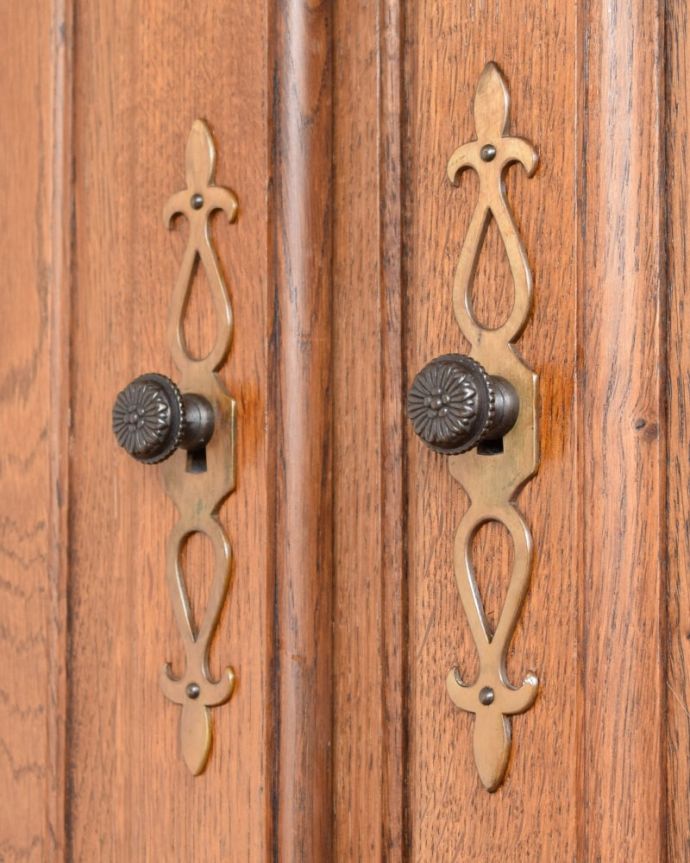 アンティークのキャビネット　アンティーク家具　フランスのワードローブ、優雅な雰囲気が漂うアンティーク家具。こんな部分も優雅アンティーク家具は取っ手のデザインも美しいんです。(j-2663-f)