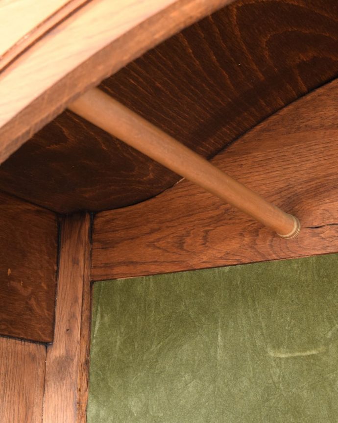 アンティークのキャビネット　アンティーク家具　フランスのワードローブ、優雅な雰囲気が漂うアンティーク家具。たくさん掛けて下さいハンガーが掛けやすいバータイプ。(j-2663-f)