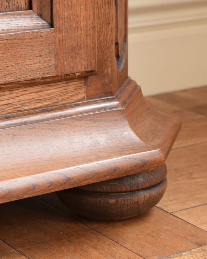 アンティークのキャビネット　アンティーク家具　フランスのワードローブ、優雅な雰囲気が漂うアンティーク家具。女性でも運べちゃう理由は･･･Handleのアンティークは、脚の裏にフェルトキーパーをお付けしていますので、重い家具でも床を滑らせれて移動出来ます。(j-2663-f)