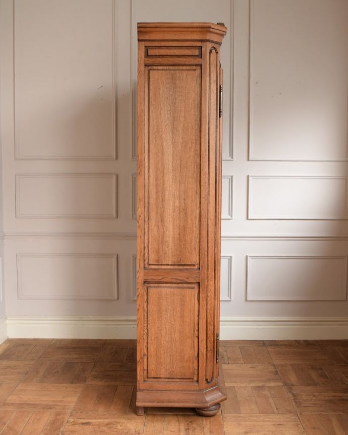 アンティークのキャビネット　アンティーク家具　フランスのワードローブ、優雅な雰囲気が漂うアンティーク家具。横から見た姿もステキもちろん横から見ても美しいんです。(j-2663-f)