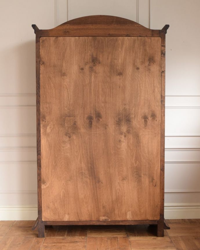 アンティークのキャビネット　アンティーク家具　フランスのワードローブ、優雅な雰囲気が漂うアンティーク家具。後ろ姿はこんな感じアンティークは新品ではないので、もちろん経年変化によるキズはありますが、専門の職人が修復したので、後ろ姿もキレイです。(j-2663-f)