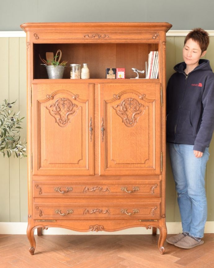 アンティークのキャビネット　アンティーク家具　南フランスのアンティーク家具、めずらしい大型の引き出し付きのキャビネット。美しく優雅な雰囲気が漂うフランスらしいキャビネット誰が見ても女性らしいフォルムと美しい彫が自慢のキャビネット。(j-2664-f)