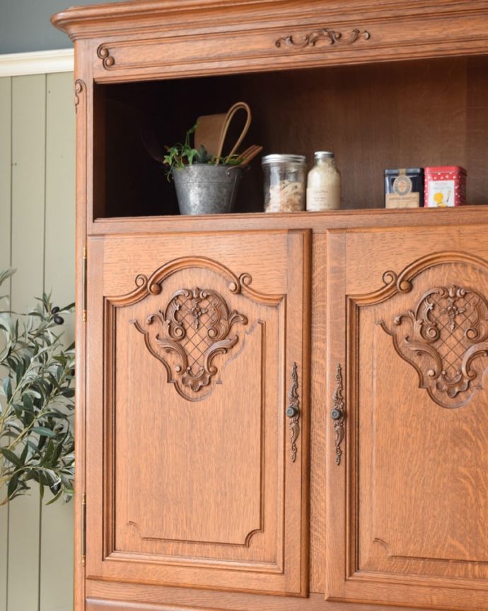 アンティークのキャビネット　アンティーク家具　南フランスのアンティーク家具、めずらしい大型の引き出し付きのキャビネット。扉にはフランスらしく美しい彫真っ先に目に飛び込んでくる扉に施された彫はずっと眺めていたいくらいの美しさ。(j-2664-f)