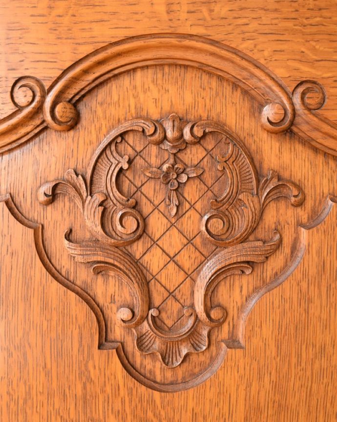 アンティークのキャビネット　アンティーク家具　南フランスのアンティーク家具、めずらしい大型の引き出し付きのキャビネット。じっくり選んできました買い付けの時、納得するまで探し続けた彫のデザイン。(j-2664-f)