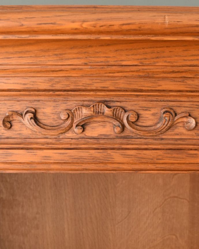 アンティークのキャビネット　アンティーク家具　南フランスのアンティーク家具、めずらしい大型の引き出し付きのキャビネット。フランスらしい彫りフランスらしさの象徴とも言える、優雅な彫りの装飾。(j-2664-f)