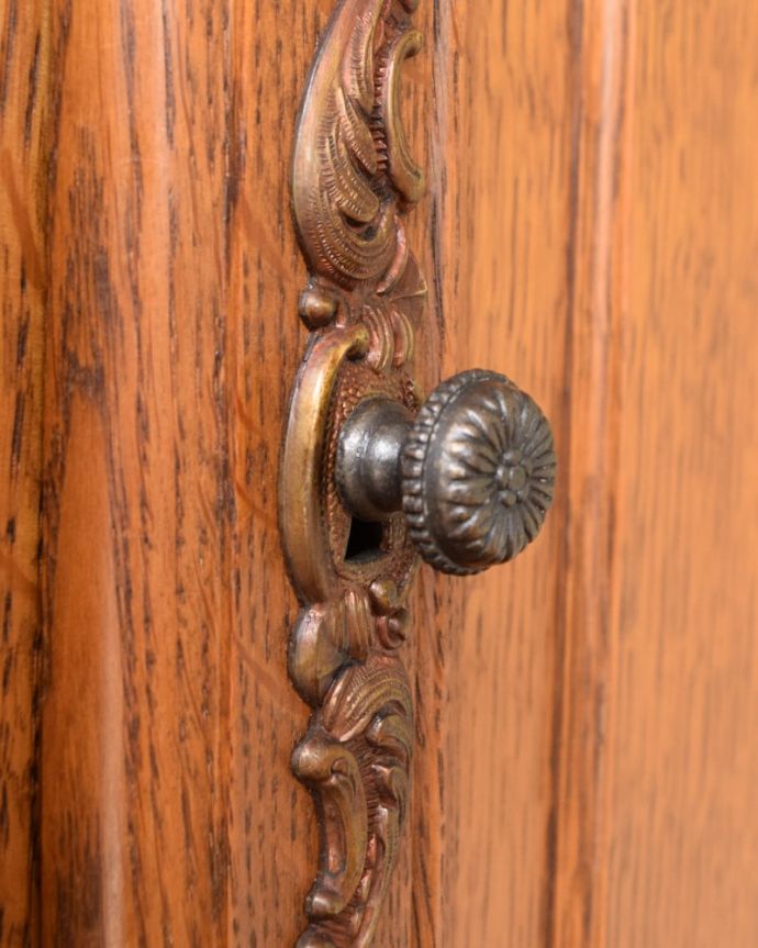 アンティークのキャビネット　アンティーク家具　南フランスのアンティーク家具、めずらしい大型の引き出し付きのキャビネット。こんな場所にもフランスらしさフランスらしく凝ったデザインの繊細な装飾は取っ手にまで施されています。(j-2664-f)