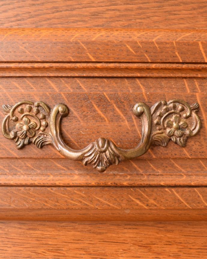 アンティークのキャビネット　アンティーク家具　南フランスのアンティーク家具、めずらしい大型の引き出し付きのキャビネット。優雅な雰囲気漂う曲線の取っ手。(j-2664-f)