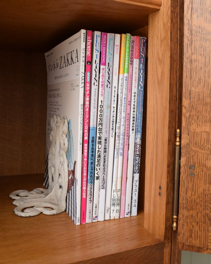 アンティークのキャビネット　アンティーク家具　南フランスのアンティーク家具、めずらしい大型の引き出し付きのキャビネット。扉の中は収納たっぷりA4サイズの雑誌までしっかり収納出来ちゃう大きさ。(j-2664-f)