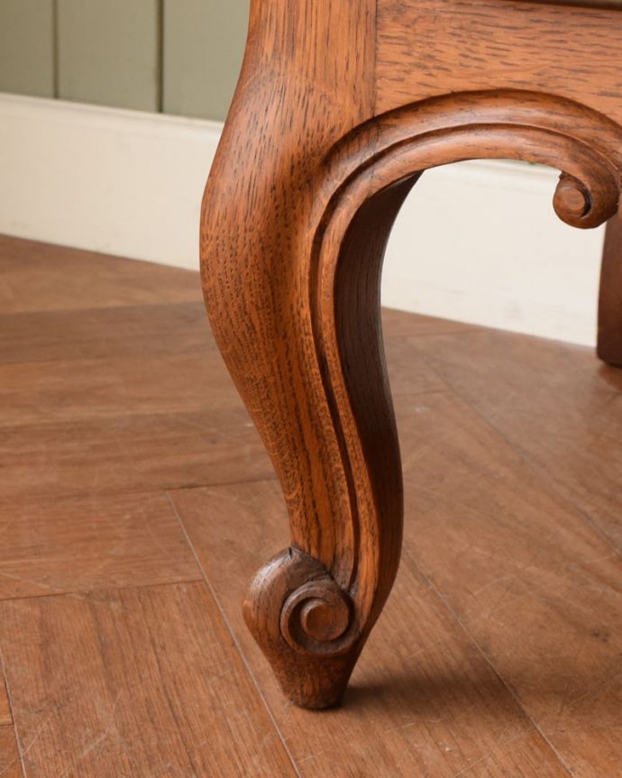 アンティークのキャビネット　アンティーク家具　南フランスのアンティーク家具、めずらしい大型の引き出し付きのキャビネット。女性１人でもラクに運べちゃうヒミツHandleのアンティークは、脚の裏にフェルトキーパーをお付けしているので、床を滑らせれば女性でも移動がカンタンです！。(j-2664-f)