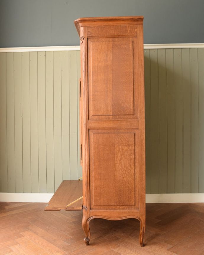 アンティークのキャビネット　アンティーク家具　南フランスのアンティーク家具、めずらしい大型の引き出し付きのキャビネット。横顔だって･･･どこから見られても美しいことを意識して、正面だけじゃなく横から見ても美しいんです。(j-2664-f)