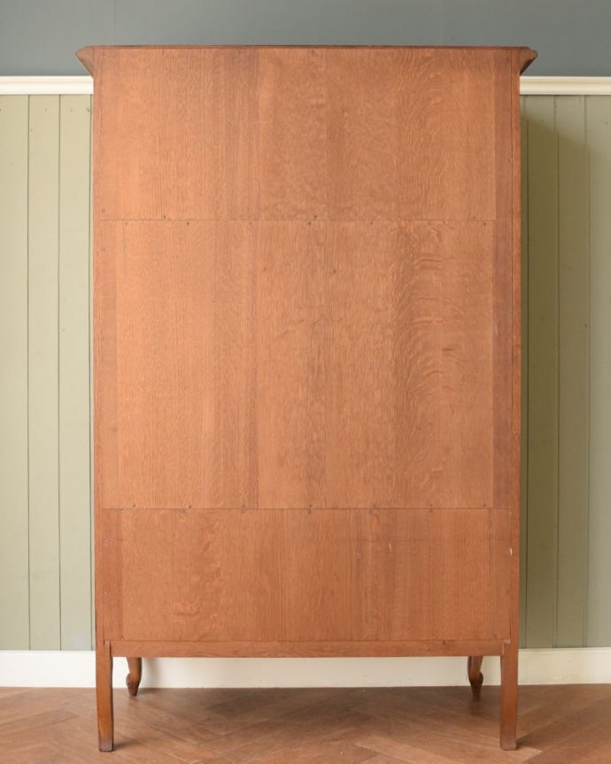 アンティークのキャビネット　アンティーク家具　南フランスのアンティーク家具、めずらしい大型の引き出し付きのキャビネット。実は後ろ姿も見て欲しい･･･アンティークは新品ではないので、もちろん経年変化によるキズはありますが、専門の職人がお直しをしているので後ろ姿にまで自信アリです。(j-2664-f)