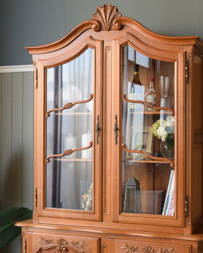 アンティークのキャビネット アンティーク家具 キャビネット ガラス扉からのぞいてみると・・・曲線で描かれたガラス面のデザインも女性らしく優雅。(j-2665-f)