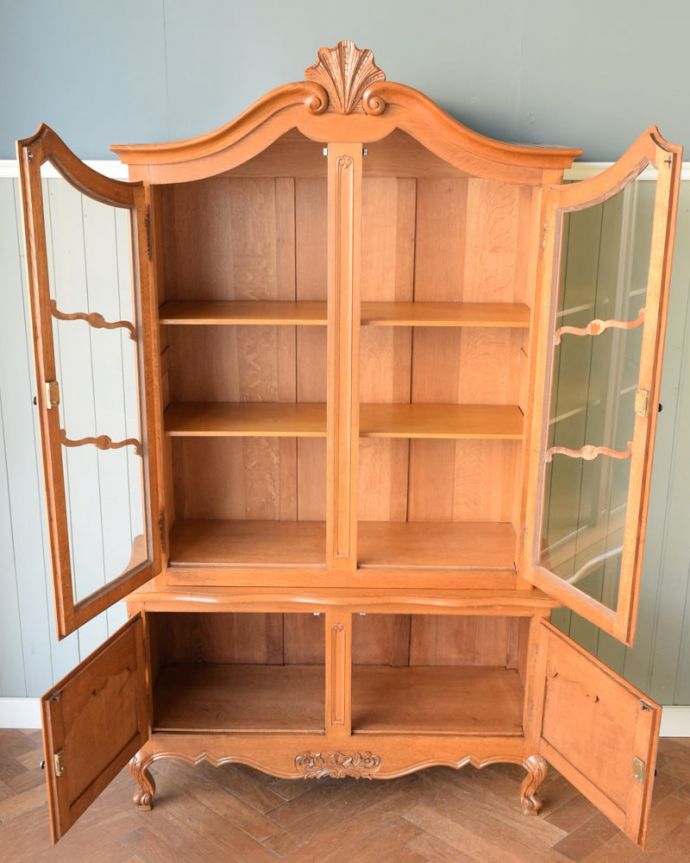 アンティークのキャビネット アンティーク家具 キャビネット 美しさだけじゃない!たっぷり収納アンティーク家具にはめずらしい日本の食器棚と同じようなデザイン。(j-2665-f)
