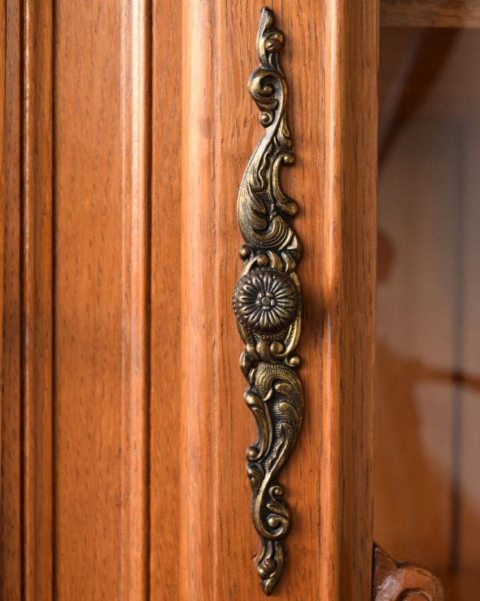 アンティークのキャビネット アンティーク家具 キャビネット 取っ手にもフランスらしさ芸術的に美しいの取っ手。(j-2665-f)