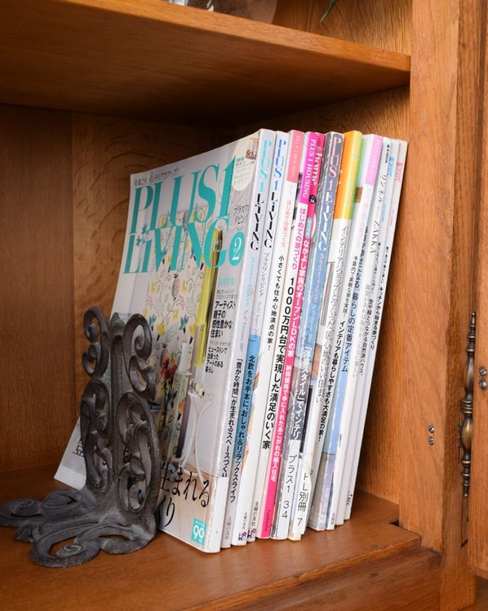 アンティークのキャビネット アンティーク家具 キャビネット 扉の中は収納たっぷりA4サイズの雑誌までしっかり収納出来ちゃう大きさ。(j-2665-f)