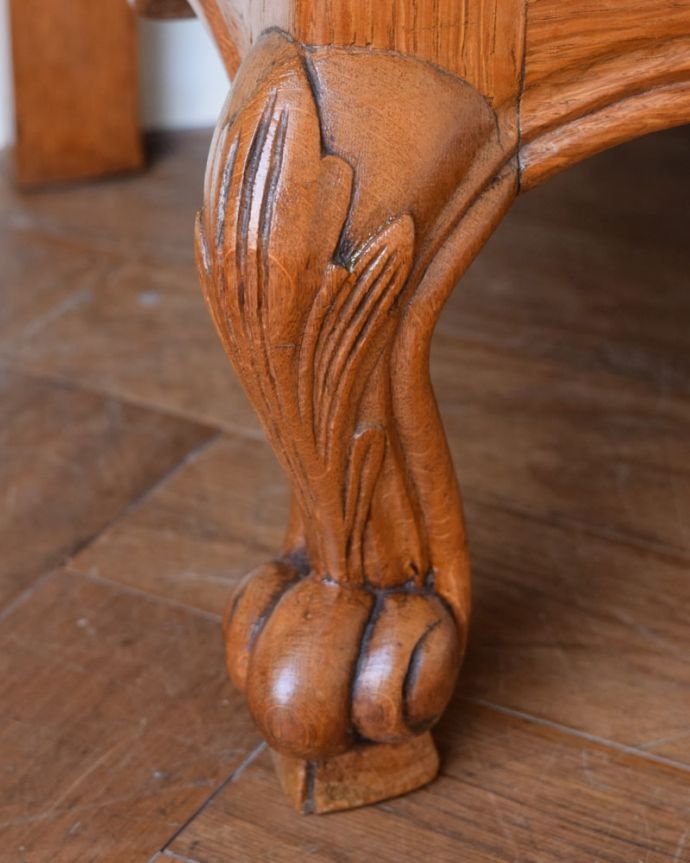 アンティークのキャビネット アンティーク家具 キャビネット 女性1人でラクラク運べちゃう仕掛けHandleのアンティークは、脚の裏にフェルトキーパーをお付けしています。(j-2665-f)