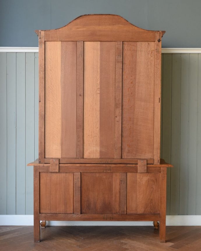 アンティークのキャビネット アンティーク家具 キャビネット もちろん後ろ姿もアンティークは新品ではないので経年変化によるキズはありますが、専門の職人がキレイにお直しをしているので、後ろ姿もキレイなんです。(j-2665-f)