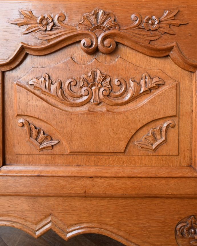 アンティークのキャビネット アンティーク家具 キャビネット 優雅なデザインまだ機械が発達していない時代に、どうやって造ったんだろう・・・。(j-2665-f)