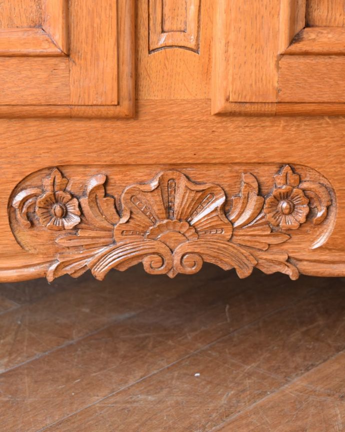 アンティークのキャビネット アンティーク家具 キャビネット 優雅なデザインまだ機械が発達していない時代に、どうやって造ったんだろう・・・。(j-2665-f)