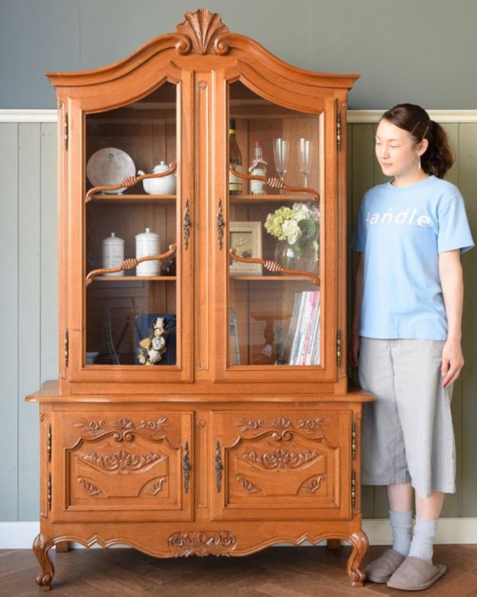アンティークのキャビネット アンティーク家具 キャビネット 置いた瞬間、フランスらしい優雅さフランスらしい彫が美しい大きなサイズのキャビネット。(j-2665-f)