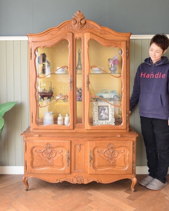 アンティークのキャビネット アンティーク家具 アンティーク家具のガラスキャビネット、フランスから届いた彫が美しい食器棚。置いた瞬間、フランスらしい優雅さフランスらしい彫が美しい大きなサイズのキャビネット。(j-2666-f)