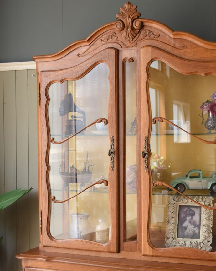 アンティークのキャビネット アンティーク家具 アンティーク家具のガラスキャビネット、フランスから届いた彫が美しい食器棚。ガラス扉からのぞいてみると・・・曲線で描かれたガラス面のデザインも女性らしく優雅。(j-2666-f)