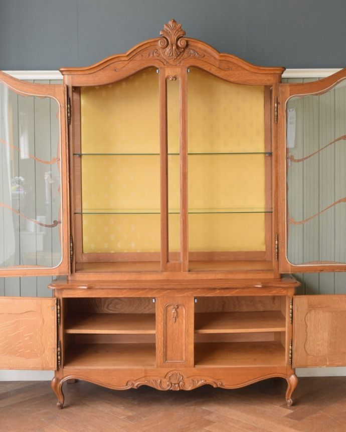 アンティークのキャビネット アンティーク家具 アンティーク家具のガラスキャビネット、フランスから届いた彫が美しい食器棚。美しさだけじゃない!たっぷり収納アンティーク家具にはめずらしい日本の食器棚と同じようなデザイン。(j-2666-f)