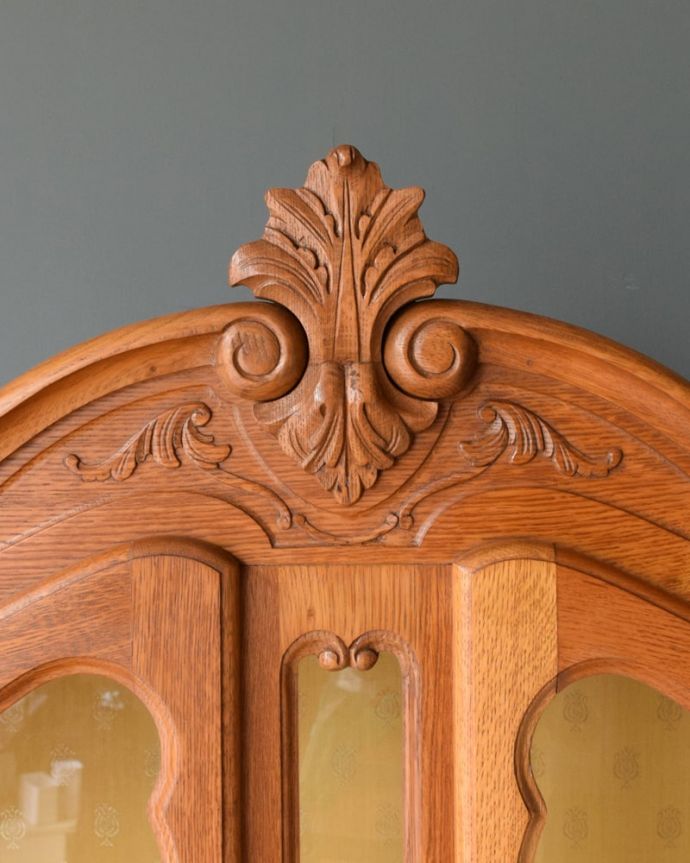 アンティークのキャビネット アンティーク家具 アンティーク家具のガラスキャビネット、フランスから届いた彫が美しい食器棚。フランスらしい彫りフランスらしさの象徴とも言える、優雅な彫りの装飾。(j-2666-f)