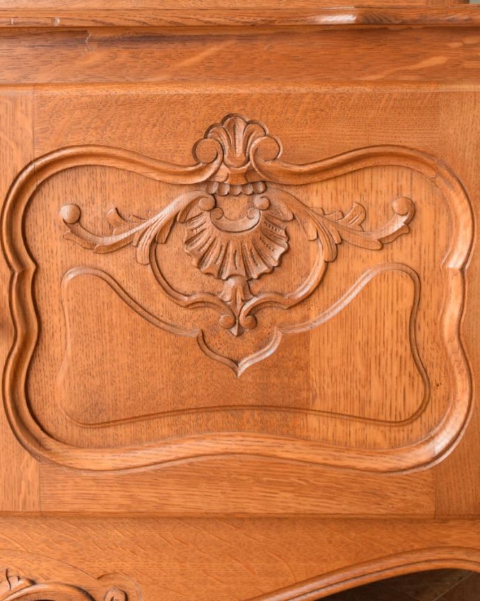 アンティークのキャビネット アンティーク家具 アンティーク家具のガラスキャビネット、フランスから届いた彫が美しい食器棚。美しい彫にうっとり…フランスらしいデザイン彫りが描かれた扉。(j-2666-f)