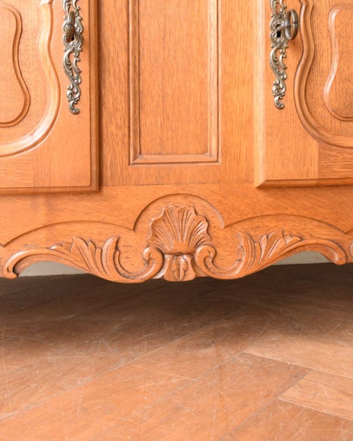 アンティークのキャビネット アンティーク家具 アンティーク家具のガラスキャビネット、フランスから届いた彫が美しい食器棚。優雅なデザインまだ機械が発達していない時代に、どうやって造ったんだろう・・・。(j-2666-f)