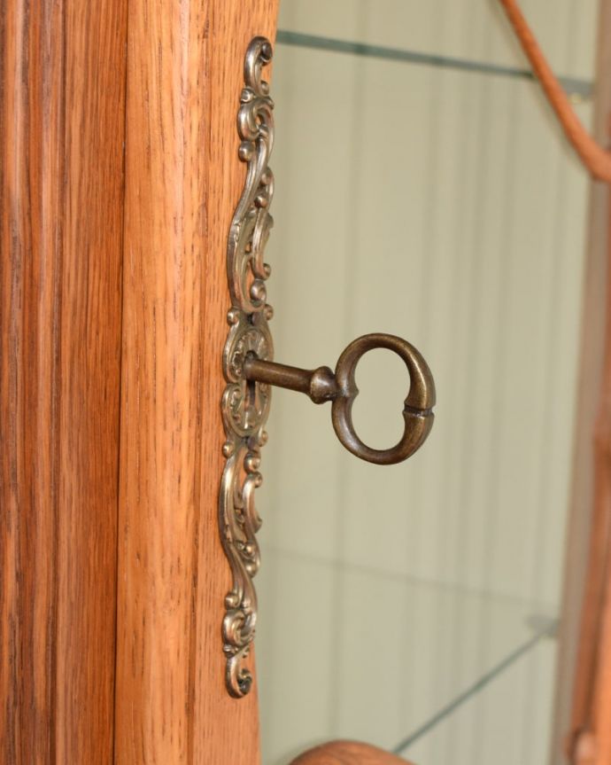 アンティークのキャビネット アンティーク家具 アンティーク家具のガラスキャビネット、フランスから届いた彫が美しい食器棚。鍵を使って開けて下さいもちろん使えるように修復してあります。(j-2666-f)