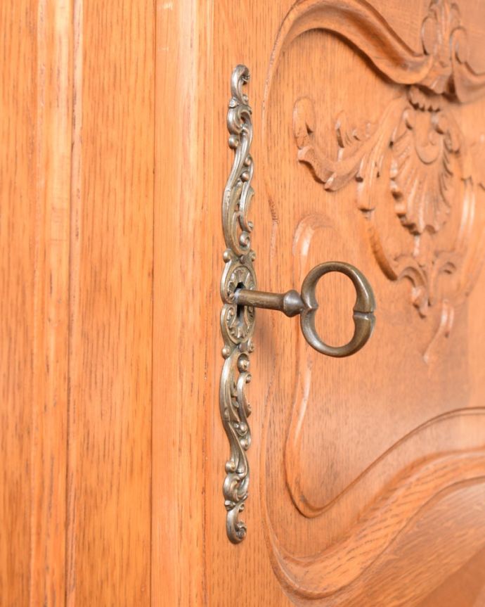 アンティークのキャビネット アンティーク家具 アンティーク家具のガラスキャビネット、フランスから届いた彫が美しい食器棚。大切なものも収納出来ますおとぎ話に出てくるような可愛いアンティークの鍵が付いています。(j-2666-f)