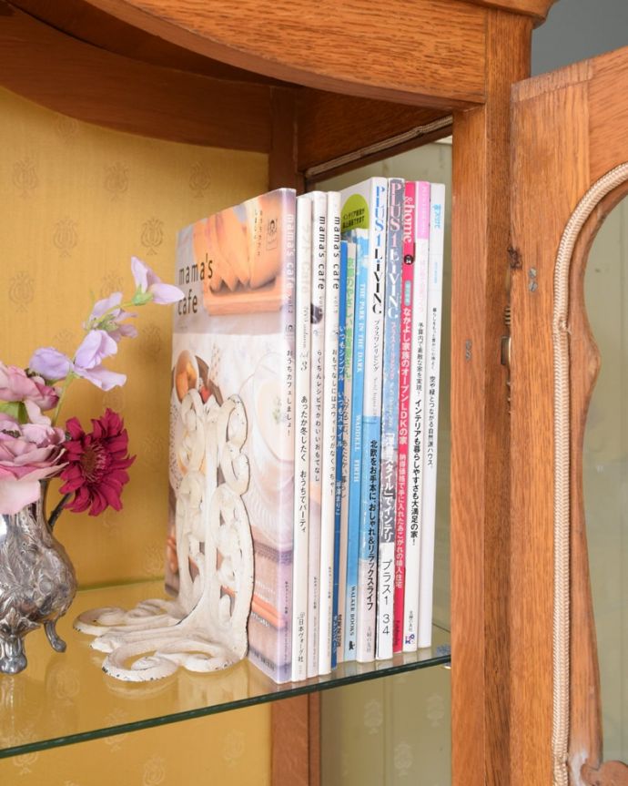 アンティークのキャビネット アンティーク家具 アンティーク家具のガラスキャビネット、フランスから届いた彫が美しい食器棚。扉の中は収納たっぷりA4サイズの雑誌までしっかり収納出来ちゃう大きさ。(j-2666-f)