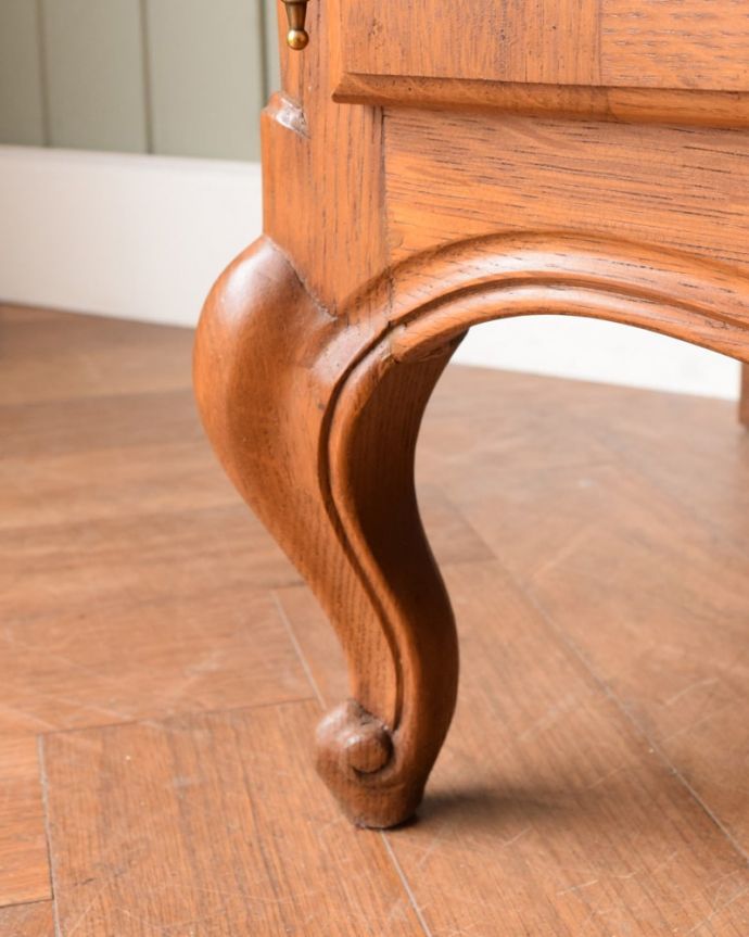 アンティークのキャビネット アンティーク家具 アンティーク家具のガラスキャビネット、フランスから届いた彫が美しい食器棚。女性1人でラクラク運べちゃう仕掛けHandleのアンティークは、脚の裏にフェルトキーパーをお付けしています。(j-2666-f)