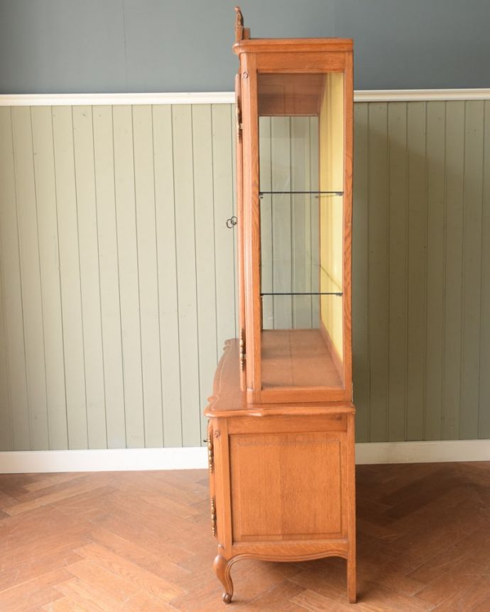 アンティークのキャビネット アンティーク家具 アンティーク家具のガラスキャビネット、フランスから届いた彫が美しい食器棚。横顔だって色っぽい180度どの角度から見ても完璧なフランスのキャビネット。(j-2666-f)