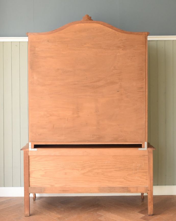 アンティークのキャビネット アンティーク家具 アンティーク家具のガラスキャビネット、フランスから届いた彫が美しい食器棚。もちろん後ろ姿もアンティークは新品ではないので経年変化によるキズはありますが、専門の職人がキレイにお直しをしているので、後ろ姿もキレイなんです。(j-2666-f)