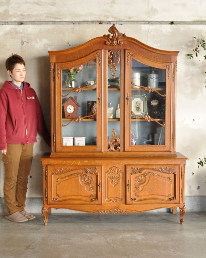 アンティークのキャビネット アンティーク家具 フランスのカップボード、豪華な彫が入ったエレガントなガラスキャビネット(食器棚)。置いた瞬間、フランスらしい優雅さフランスらしい彫が美しい大きなサイズのキャビネット。(j-2667-f)