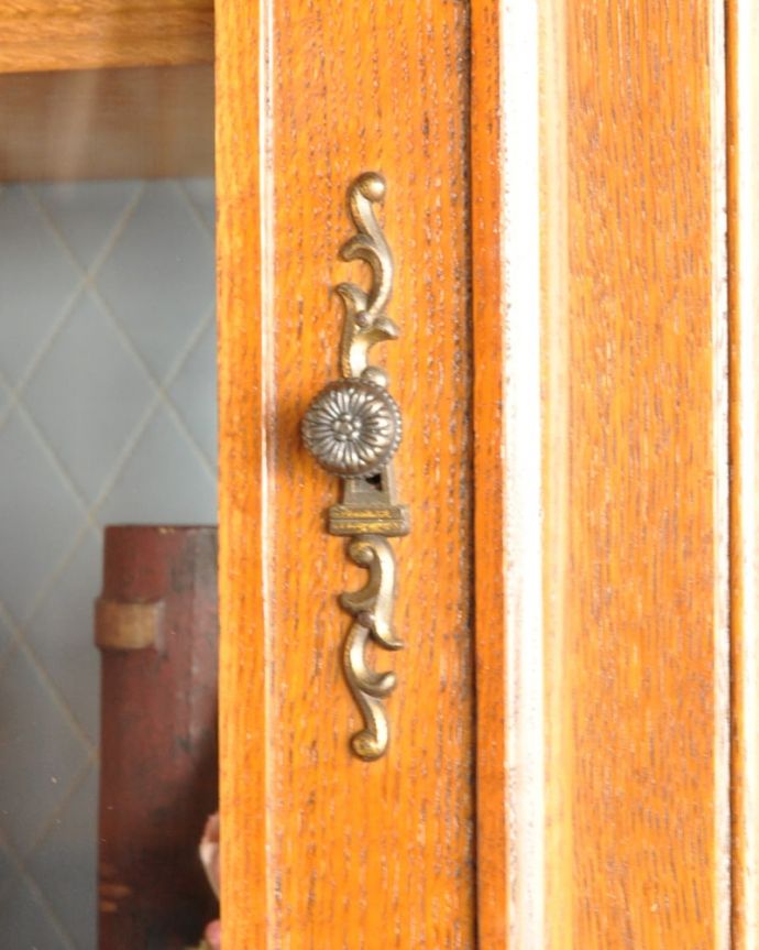 アンティークのキャビネット アンティーク家具 フランスのカップボード、豪華な彫が入ったエレガントなガラスキャビネット(食器棚)。取っ手にもフランスらしさ芸術的に美しいの取っ手。(j-2667-f)