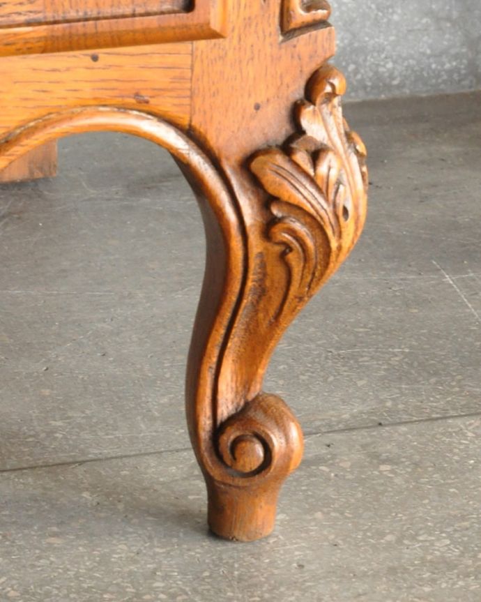 アンティークのキャビネット アンティーク家具 フランスのカップボード、豪華な彫が入ったエレガントなガラスキャビネット(食器棚)。女性1人でラクラク運べちゃう仕掛けHandleのアンティークは、脚の裏にフェルトキーパーをお付けしています。(j-2667-f)