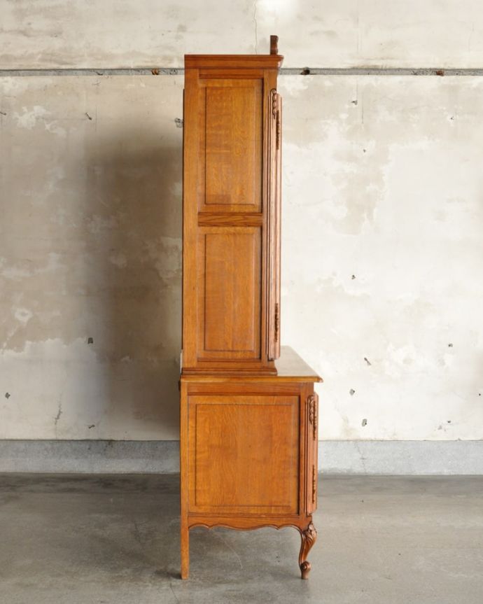 アンティークのキャビネット アンティーク家具 フランスのカップボード、豪華な彫が入ったエレガントなガラスキャビネット(食器棚)。横顔だって色っぽい180度どの角度から見ても完璧なフランスのキャビネット。(j-2667-f)