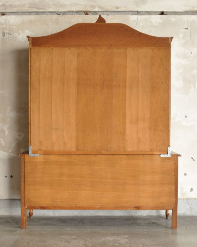 アンティークのキャビネット アンティーク家具 フランスのカップボード、豪華な彫が入ったエレガントなガラスキャビネット(食器棚)。もちろん後ろ姿もアンティークは新品ではないので経年変化によるキズはありますが、専門の職人がキレイにお直しをしているので、後ろ姿もキレイなんです。(j-2667-f)