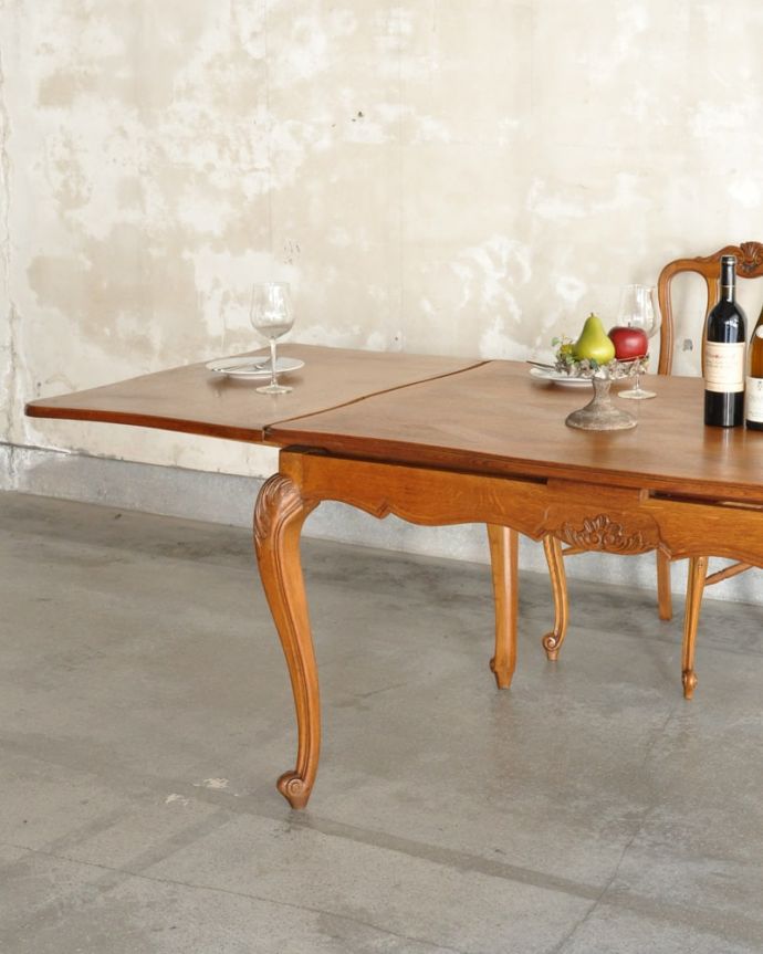 アンティークのテーブル　アンティーク家具　伸長式のフランスらしいダイニングテーブル、天板が美しいドローリーフテーブル。やっぱり脚の美しさが自慢なんです！一番最初に目に飛び込んでくるフレンチカブリオレレッグ。(j-2668-f)