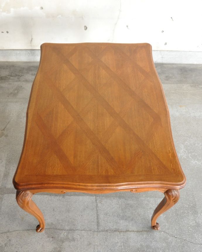 アンティークのテーブル　アンティーク家具　伸長式のフランスらしいダイニングテーブル、天板が美しいドローリーフテーブル。上から見るとこんな形リーフを開く前はこんな形です。(j-2668-f)