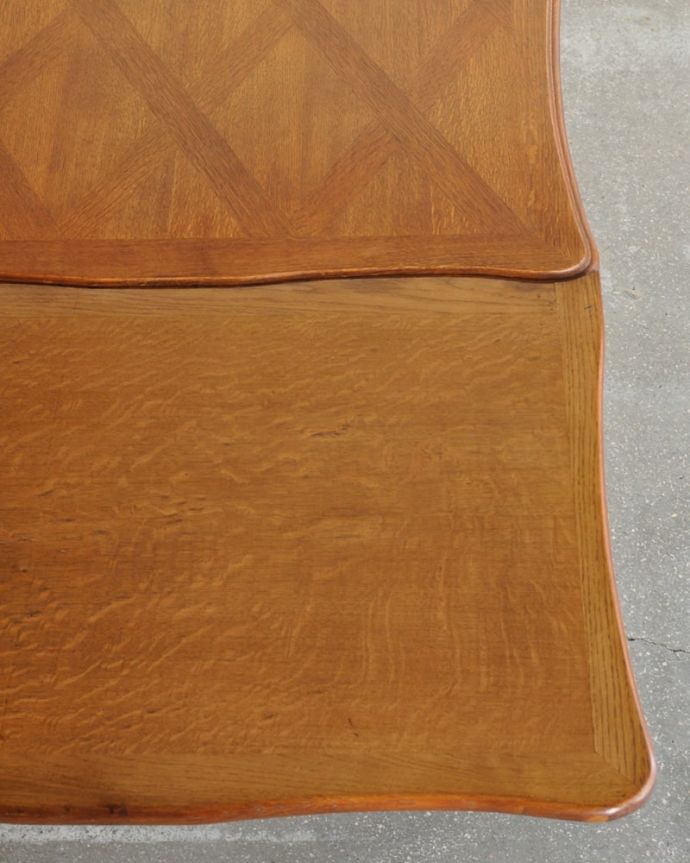 アンティークのテーブル　アンティーク家具　伸長式のフランスらしいダイニングテーブル、天板が美しいドローリーフテーブル。近づいて見てみると、さらに美しい天板の模様天板の模様だけでもステキに見えちゃうフランスらしいテーブルを使えば、毎日の食事の時間がなんだかスペシャルになります。(j-2668-f)